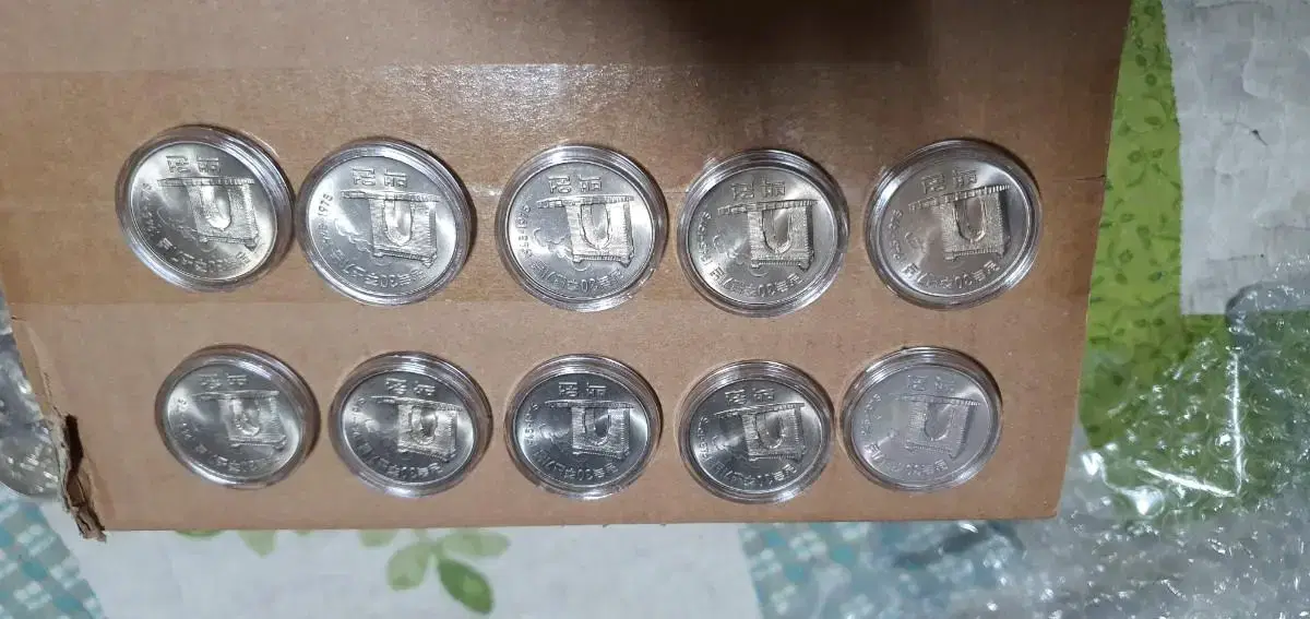 Completely unused coins commemorating the 30th anniversary of Korea's liberation from Japanese colonial rule