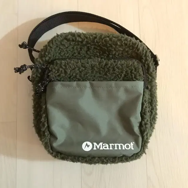 [마모트 Marmot] 보아털 3포켓 크로스백