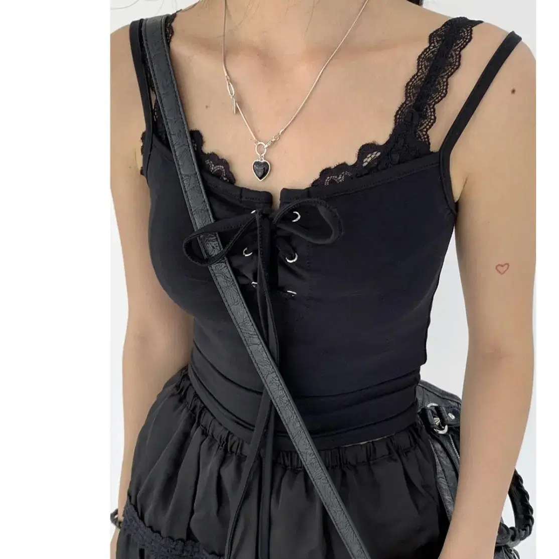 아쿠비클럽 eyelet detail top 블랙 판매합니다!