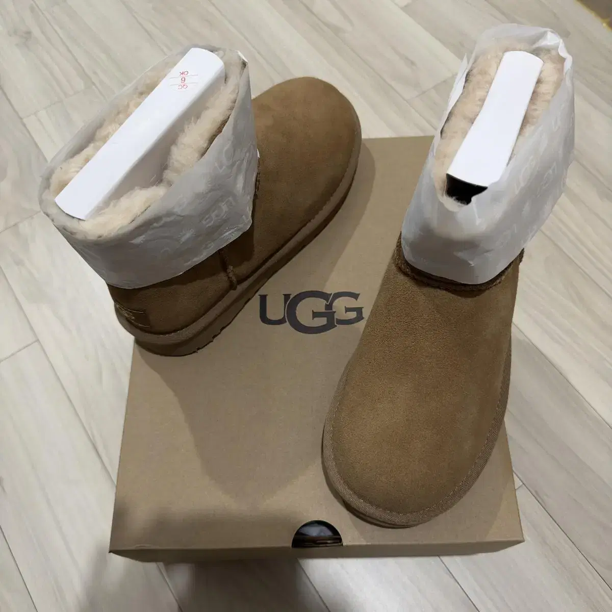 미어그 UGG 미니 베일리 크리스탈 버튼 부츠 체스넛 US6