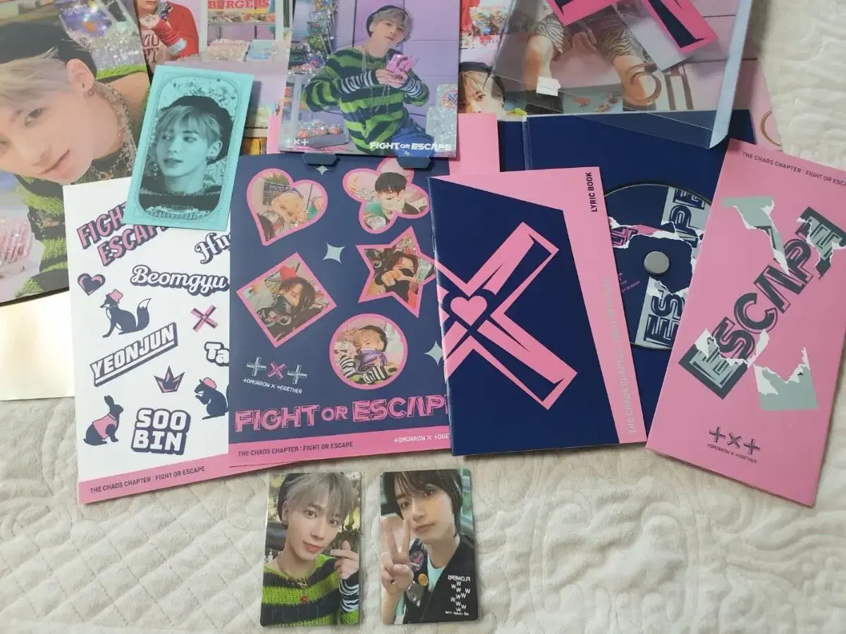 Unsealed album of txt paoi escape version, escape taehyun,beomgyu photocard sells