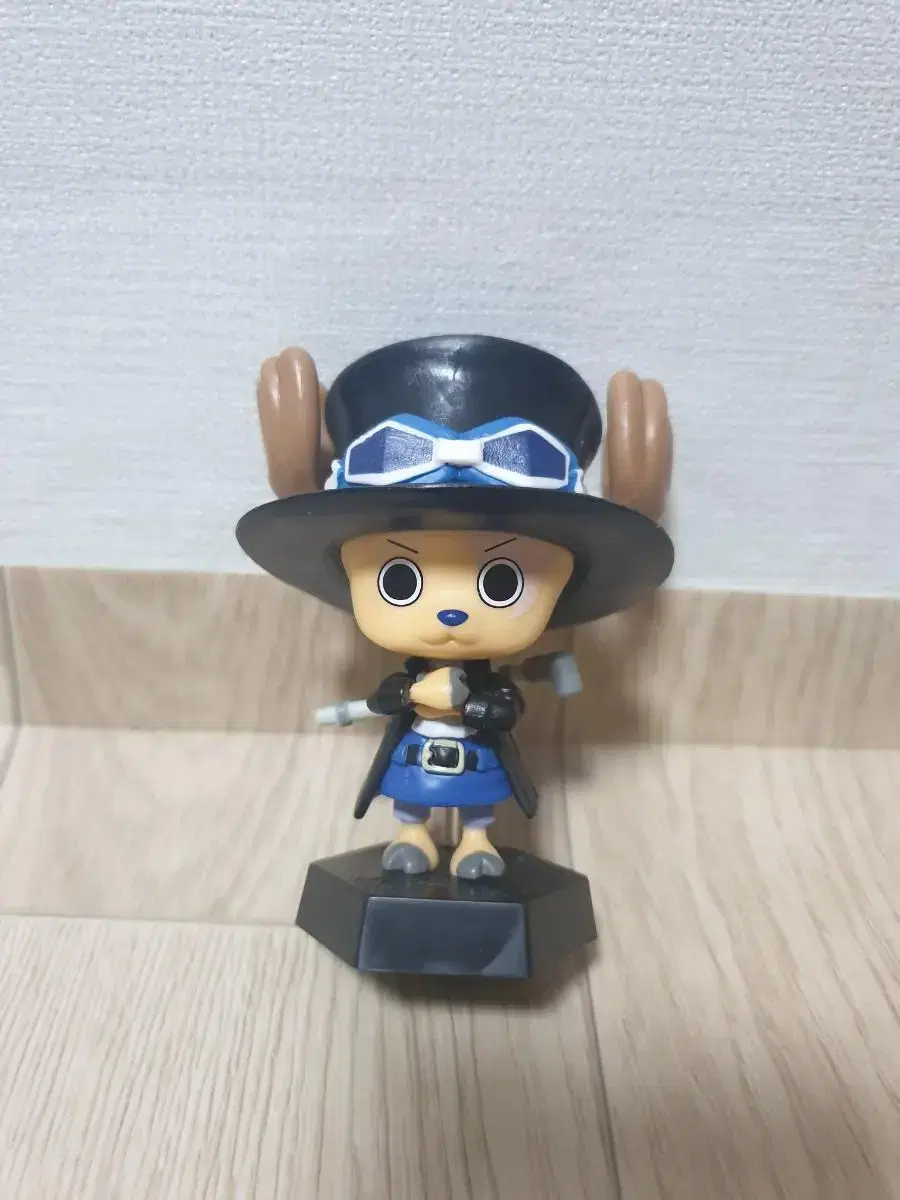 I'm selling a ONE PIECE Chopper figure!