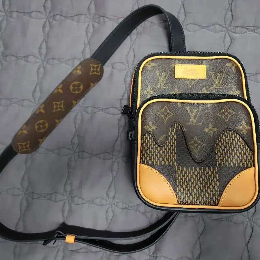 LOUIS VUITTON x 니고 아마존 슬링백 브라운 색상 한번 사용!