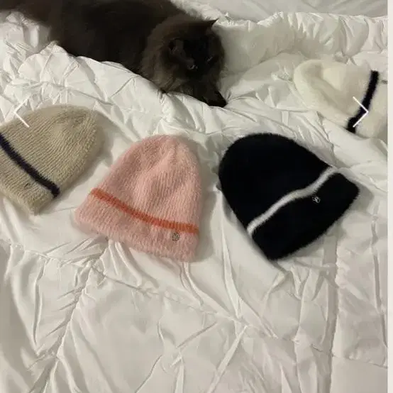 시눈 퍼지 비니 화이트 sinoon striped fuzzy beanie