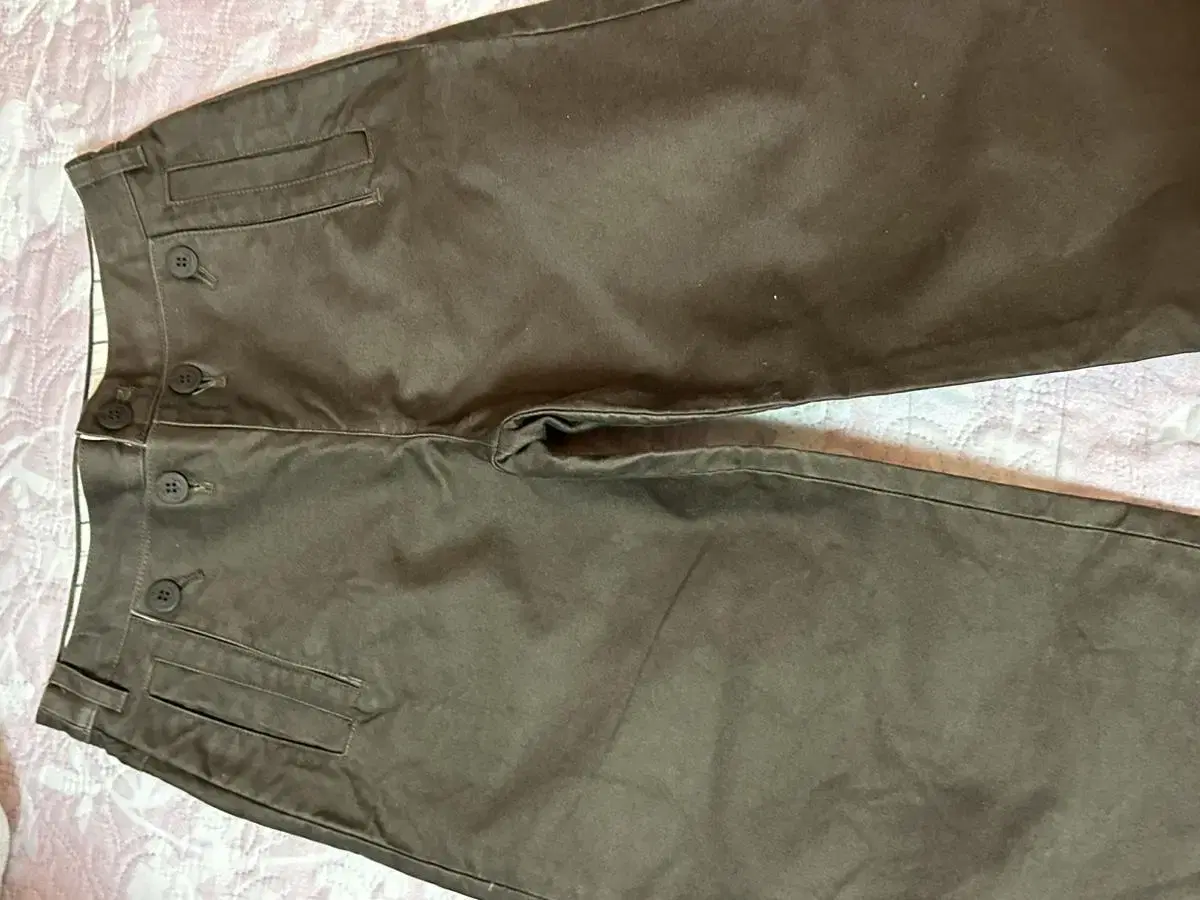 Six-pocket pants with brown button detail