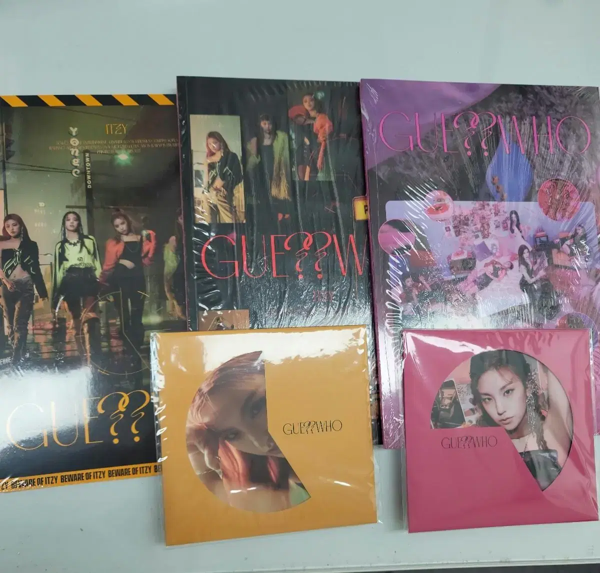 ITZY Guess Who Pre-Order BenefitPosters3 albums set including posters