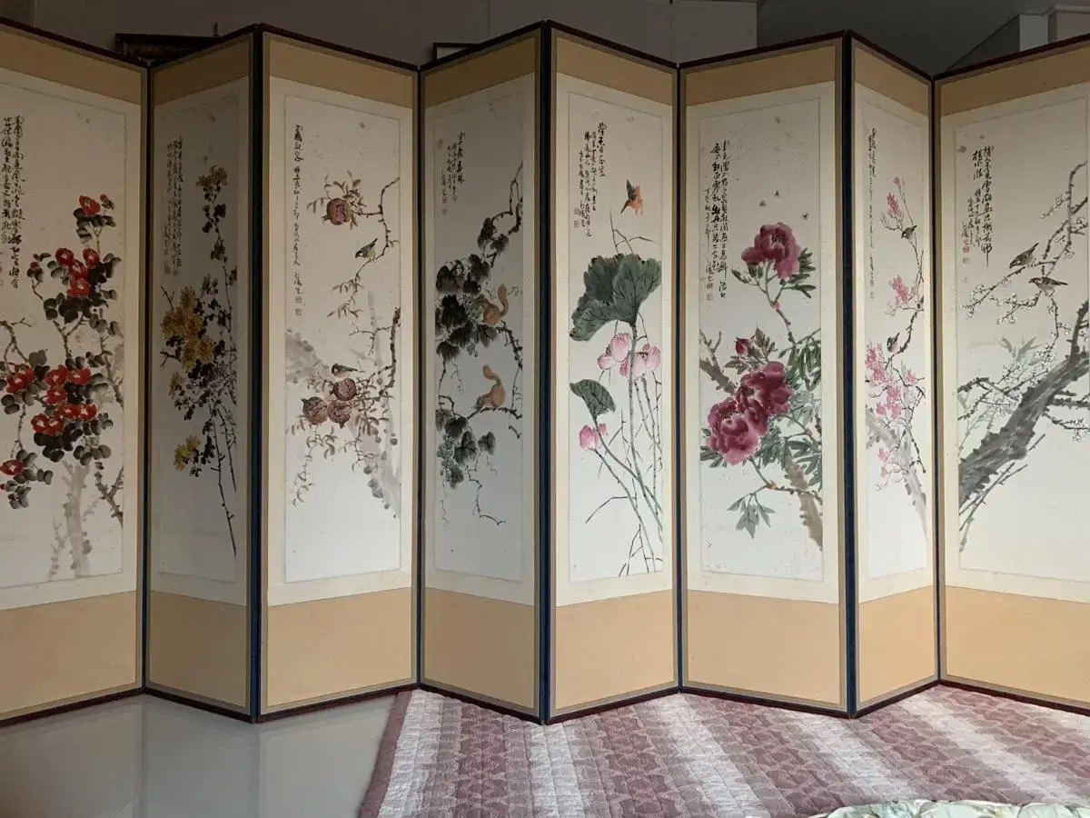 Eight-panel folding screen with white background, flowers and birds by Kwak Nam-bae