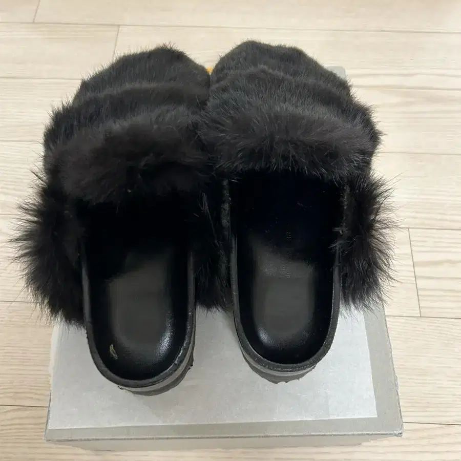 메종 유레카 래빗 fur 슬리퍼