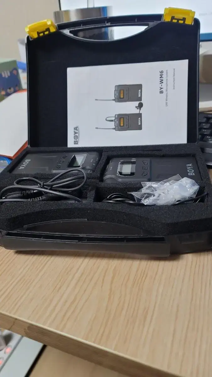 Voyar WM6 Wireless lavalier microphone