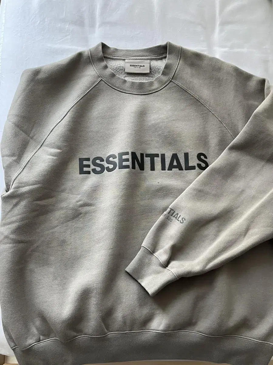 Essential 3D Silicone Appliqué Crew Neck Cement