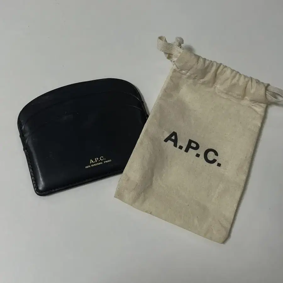 아페쎄 A.P.C 하프문 지갑