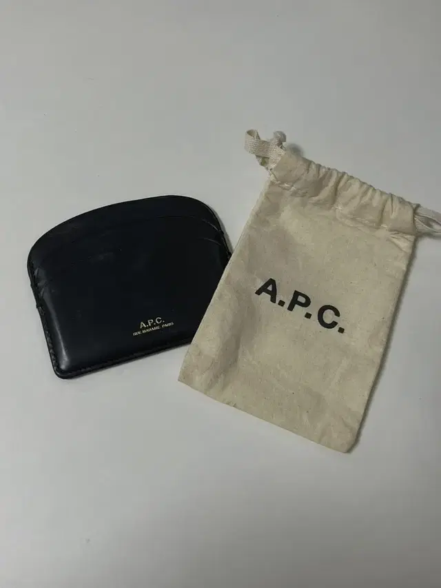 아페쎄 A.P.C 하프문 지갑