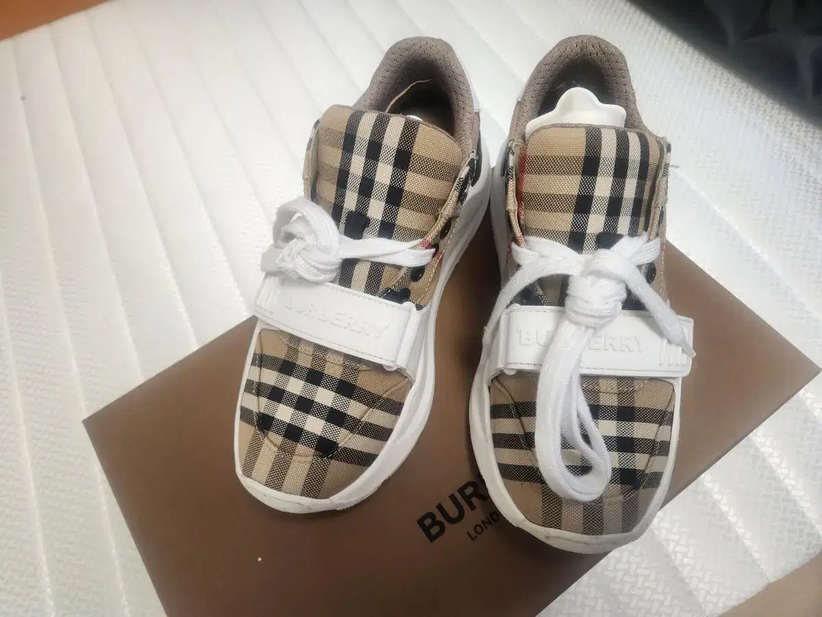 Burberry sneakers 36 size 230