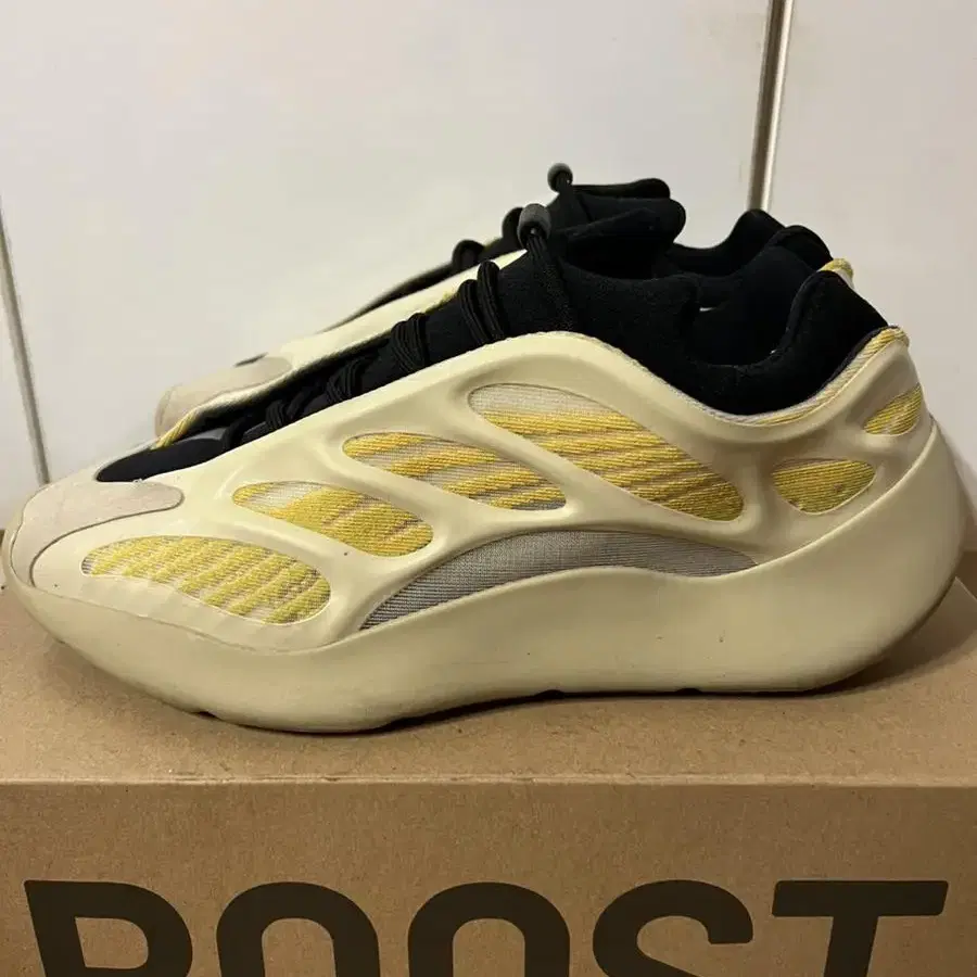 이지700 사플라워 yeezy700safflower 사이즈280