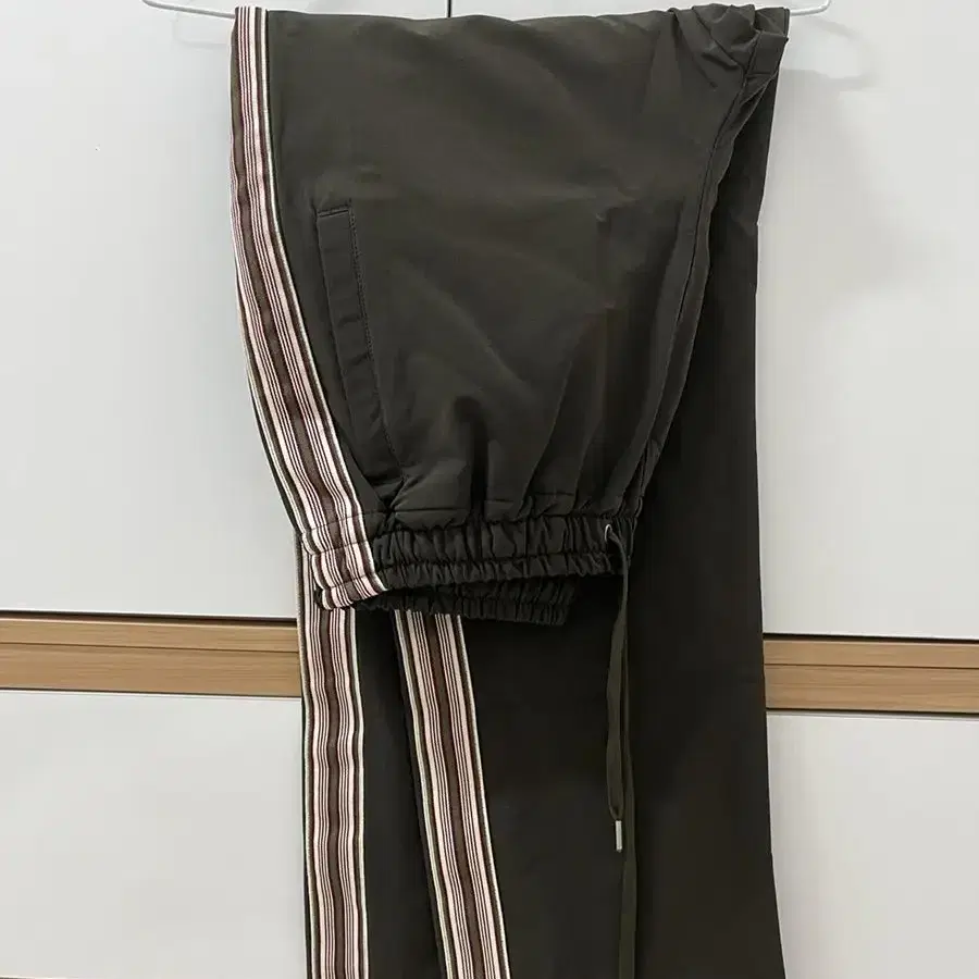 프리즘웍스 CLUSTER STRIPE TRACK PANTS 올리브 L