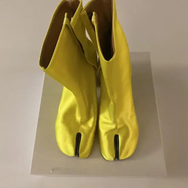 오늘만!) Margiela 마르지엘라 타비 부츠 옐로 새틴 38