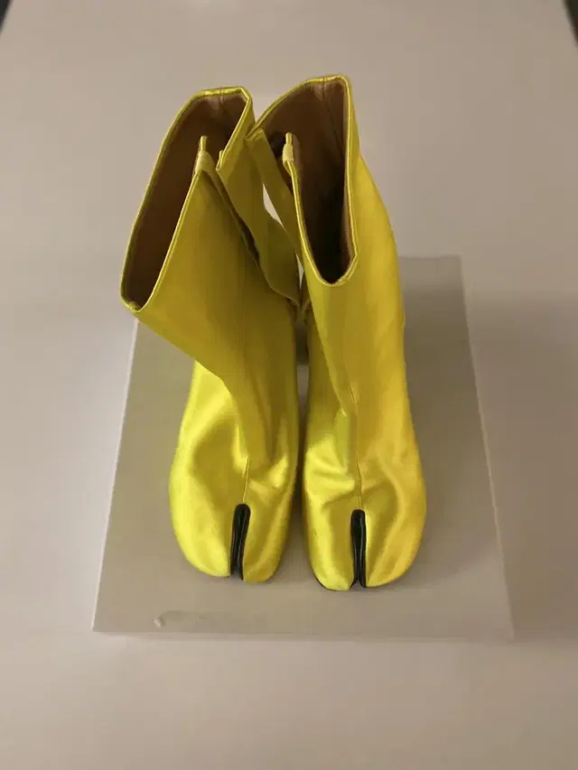 오늘만!) Margiela 마르지엘라 타비 부츠 옐로 새틴 38