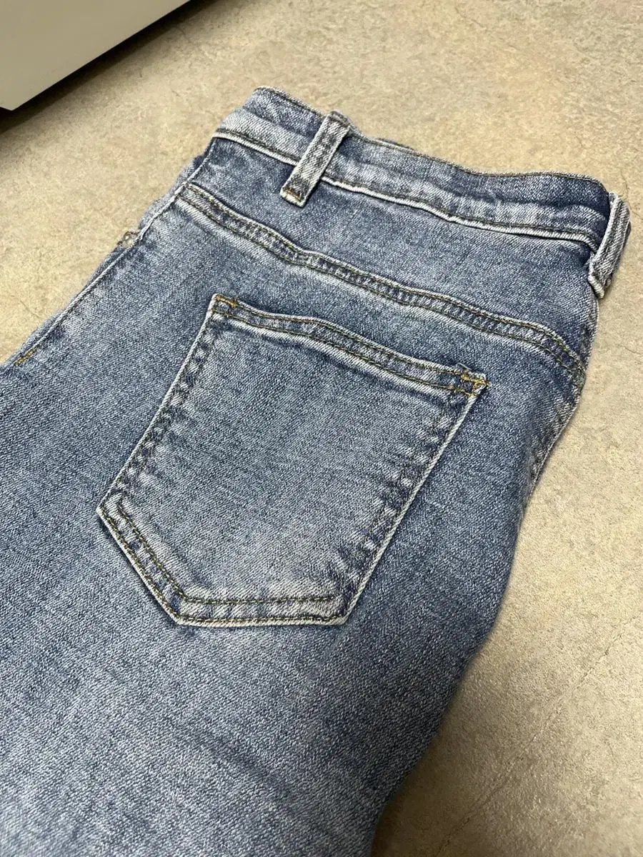 Ablee Tear-off Jeans