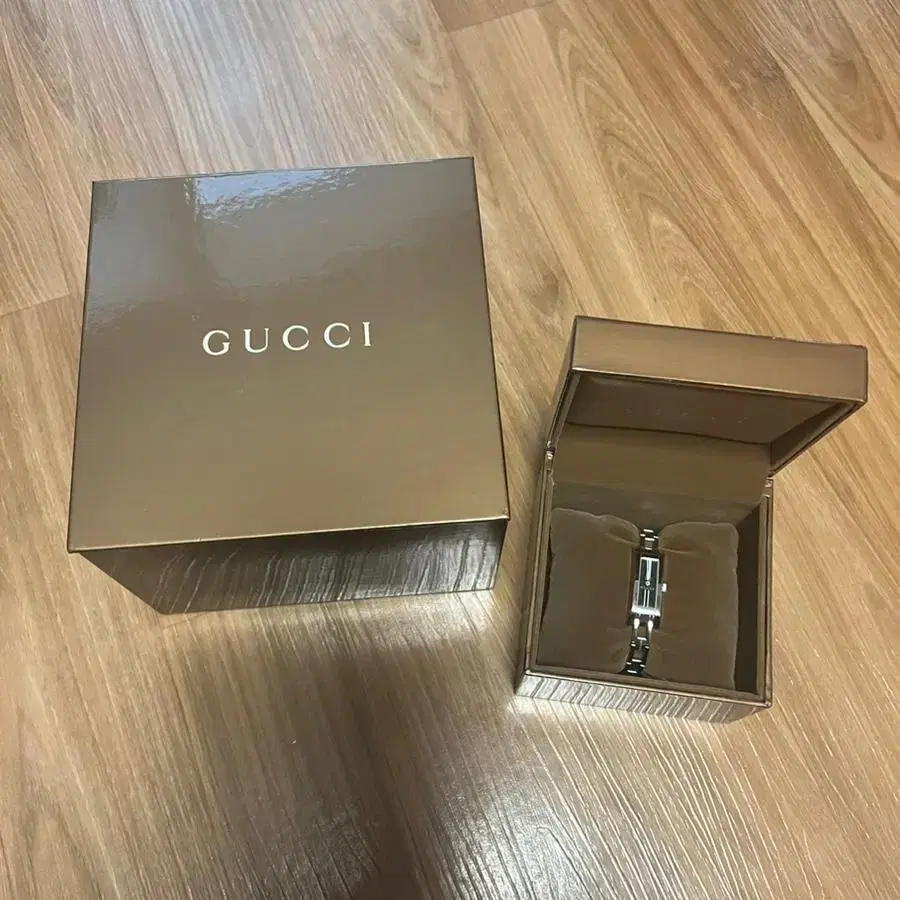 구찌 Gucci 로만넘버 체인 여성시계 YA110