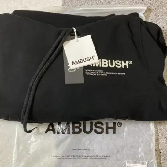 (새상품)엠부쉬ambush 로고 후드티셔츠 블랙