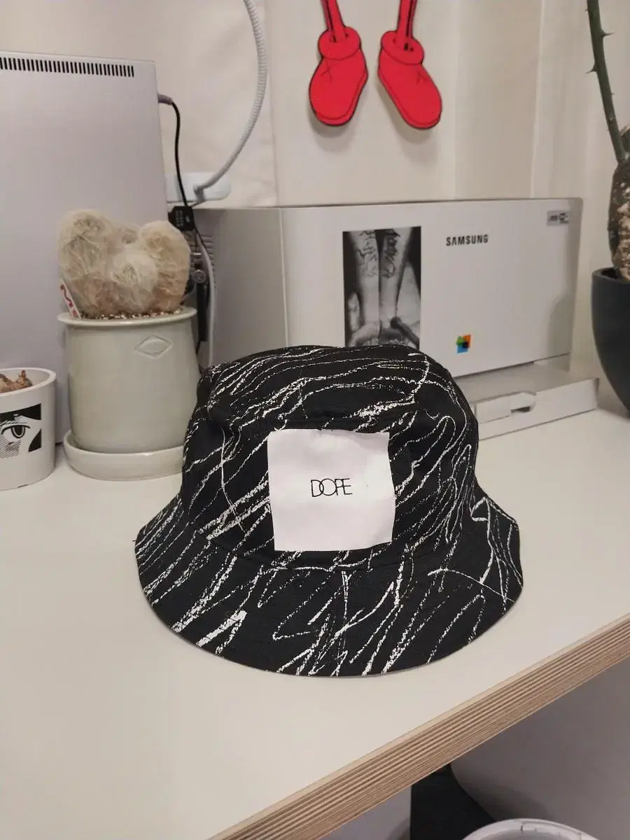 Supreme Pinstripe Bucket Hat Black/Red-Grey 32900 