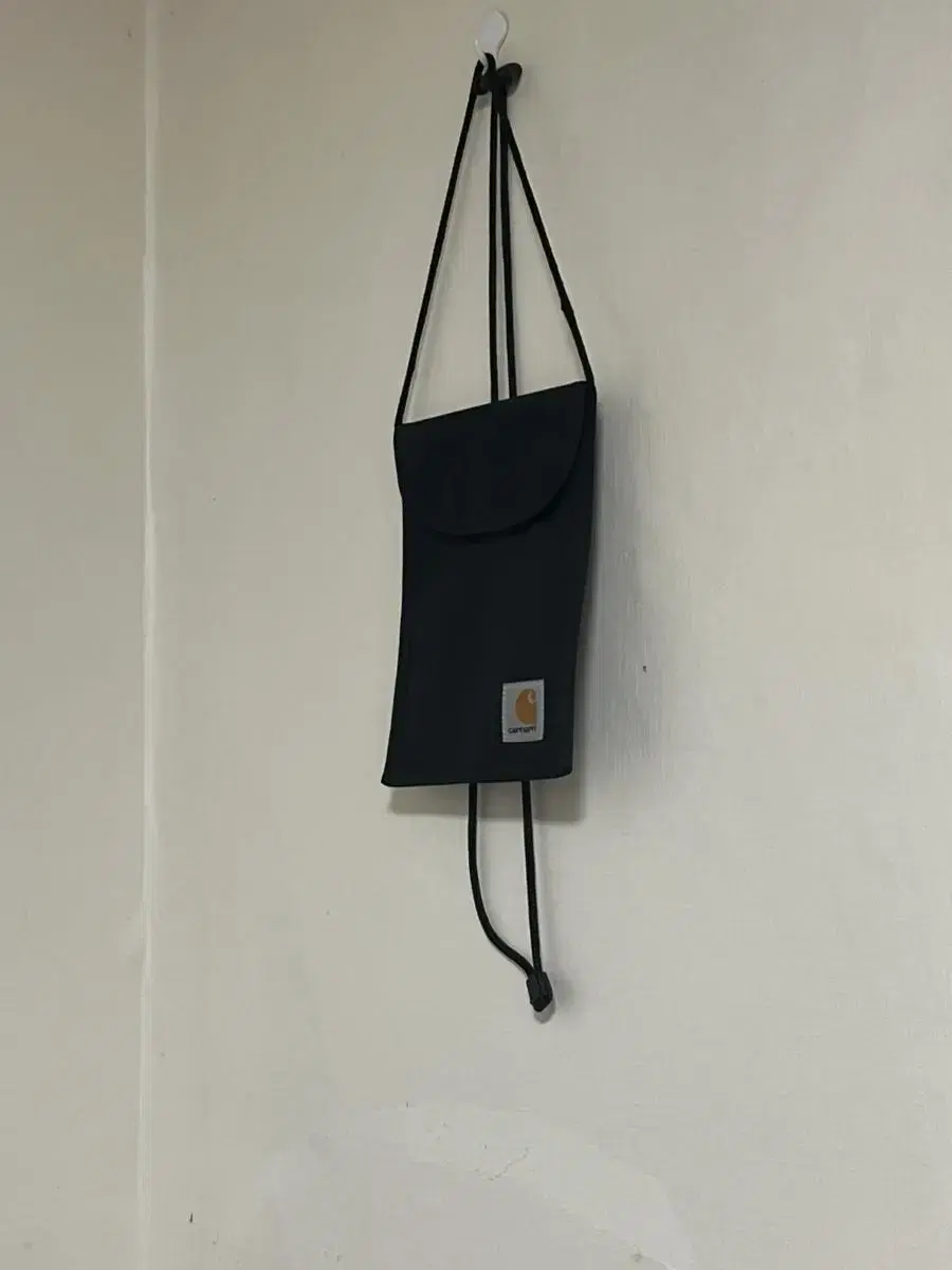 칼하트 WIP 목걸이형 스트랩 파우치 미니 크로스 백 가방 블랙 남녀공용