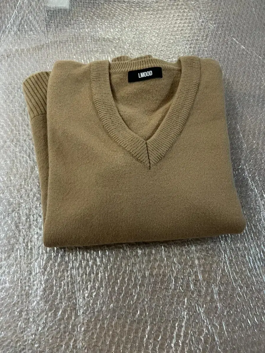 Elmud Saint V-neck knit for sale.