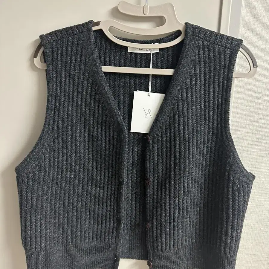 아쎄르 HACER Bay Knit Vest 챠콜