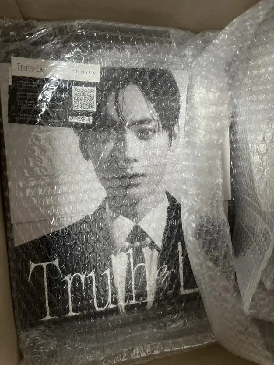 Hwang Minhyun's solo album Truth or Lie sealed pre-order benefit unreleased photocard including WTS