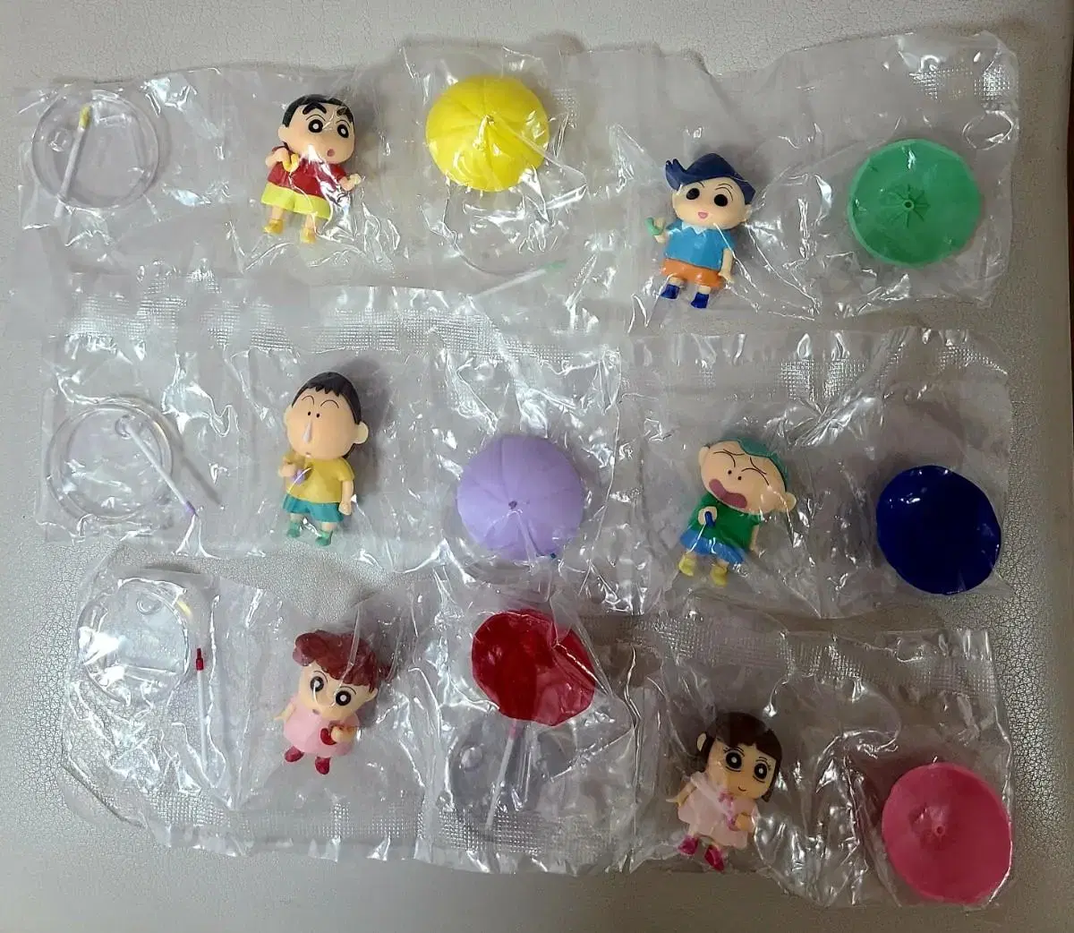 6 random figures of Crayon Shin-chan's umbrella set