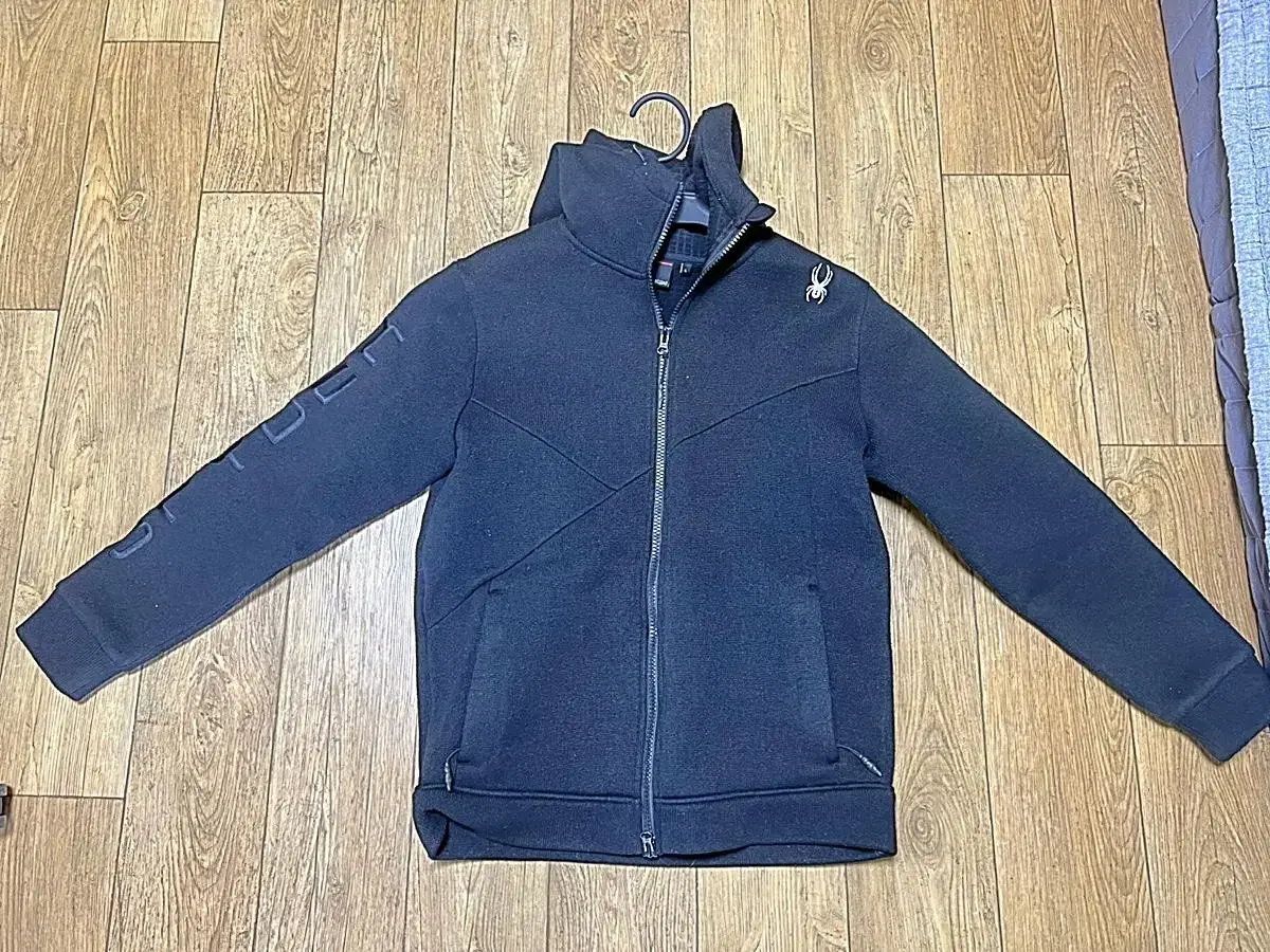 Spider Hooded Zip Up sells per