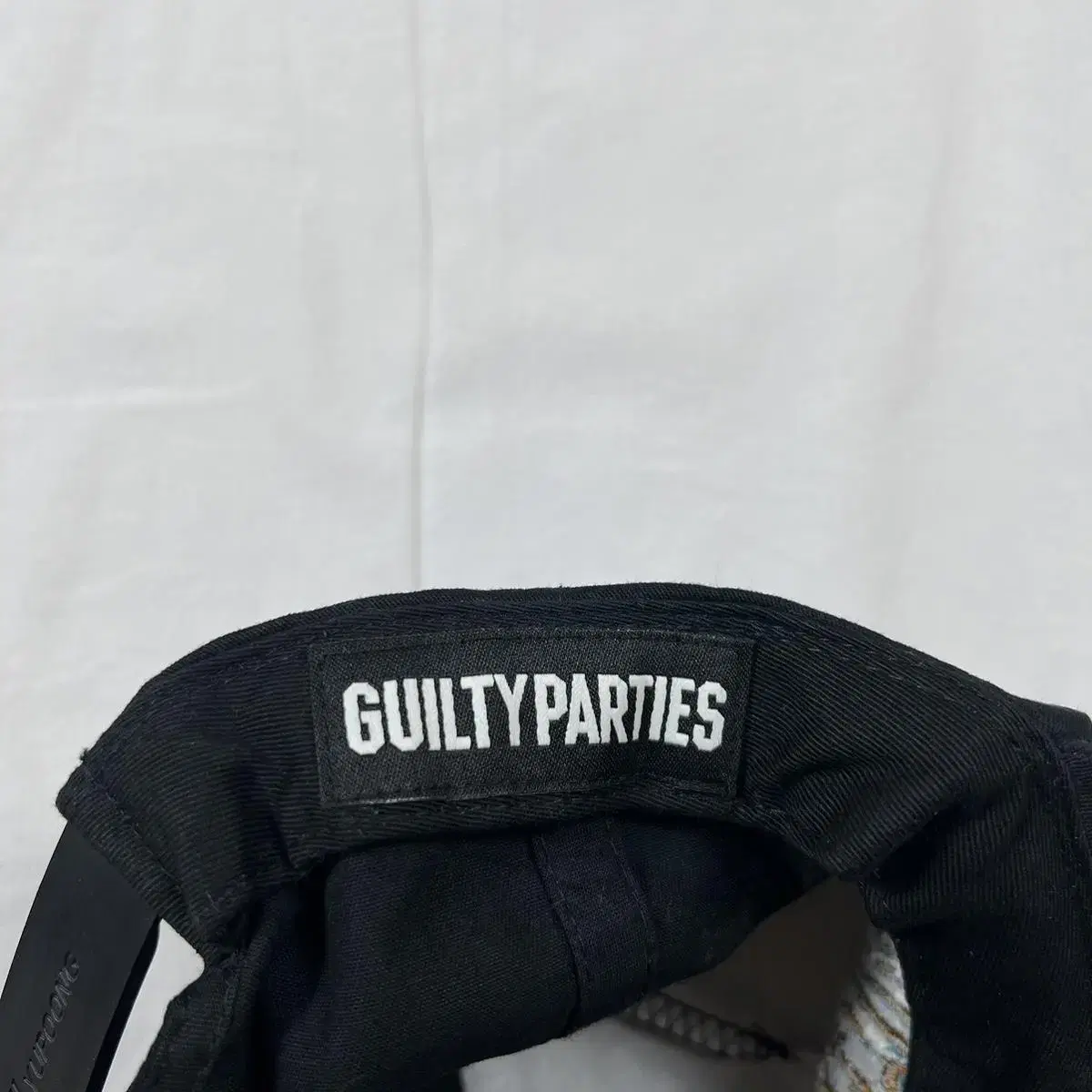 와코마리아 guilty parties 로고 스냅 트러커 캡 모자