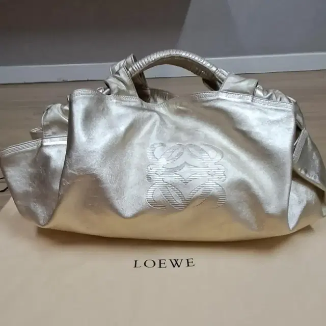 LOEWE  브리샤토트백