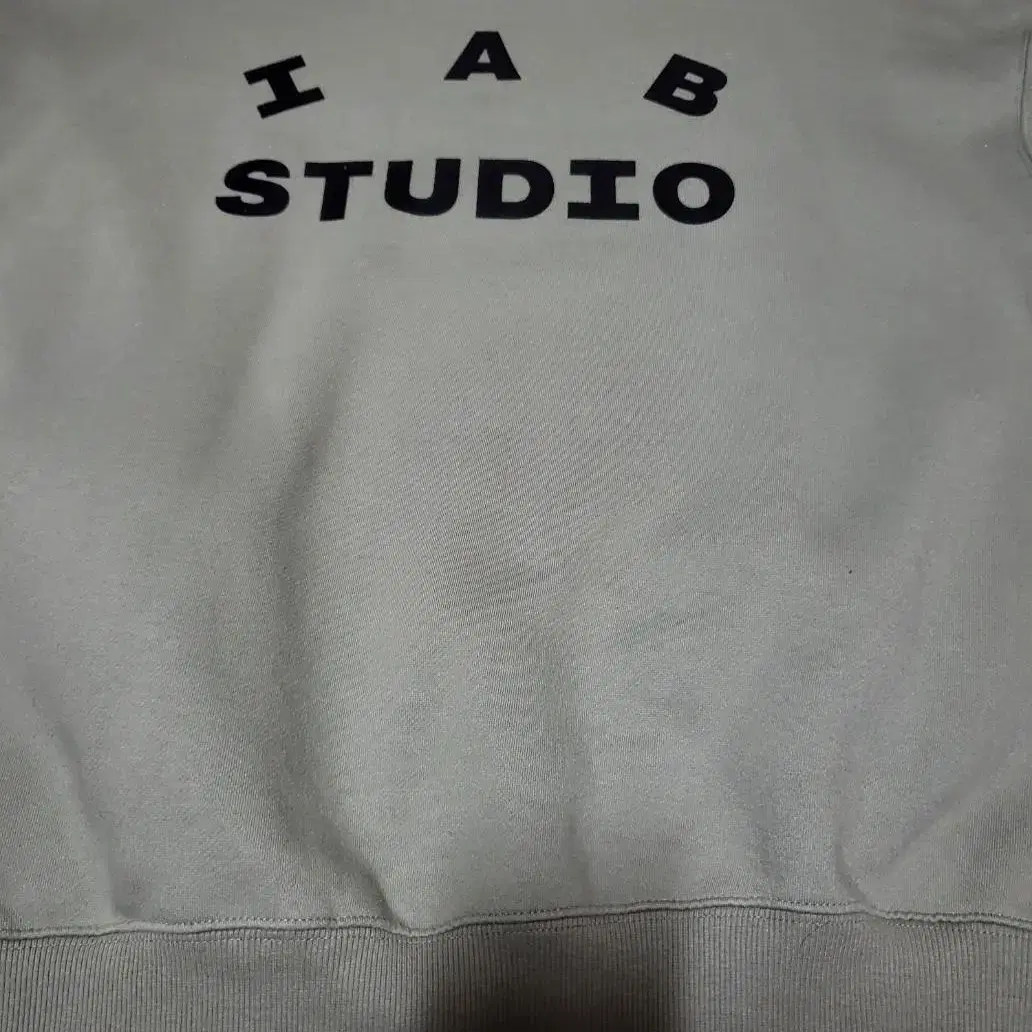 IAB STUDIO 아이앱 맨투맨 올리브 L