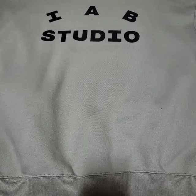 IAB STUDIO 아이앱 맨투맨 올리브 L