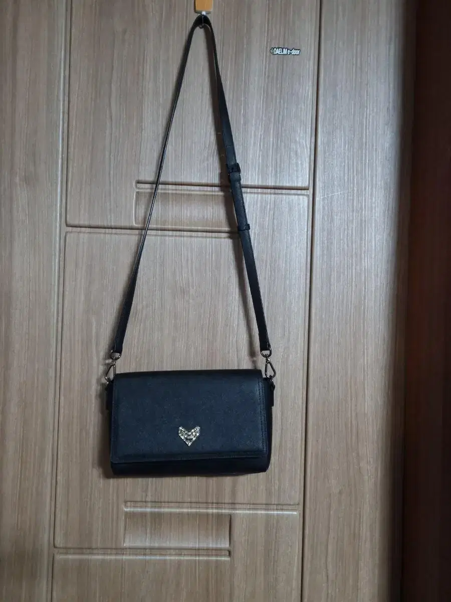 Love켓 Saffiano Leather Crossbody Bag