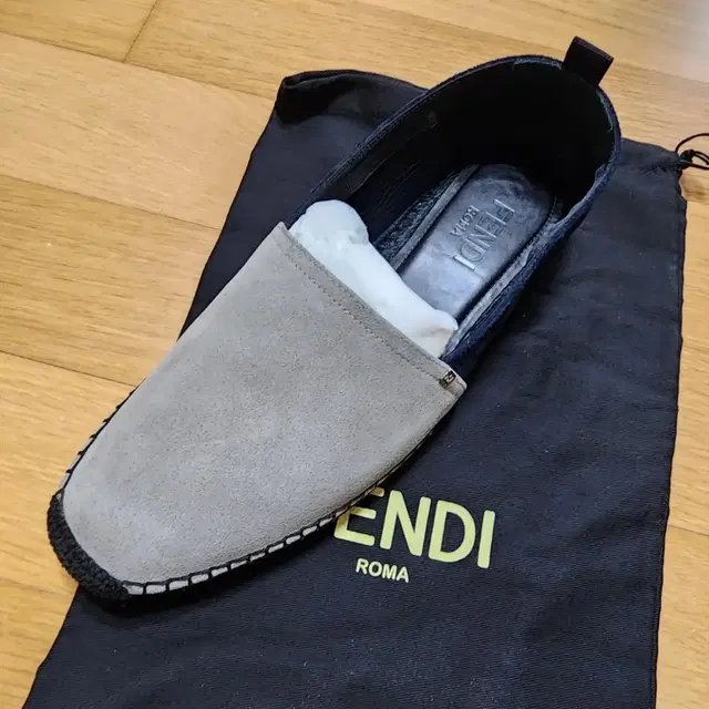 미착용 보관중. 남성 명품 팬디(FENDI)스웨이드 로퍼