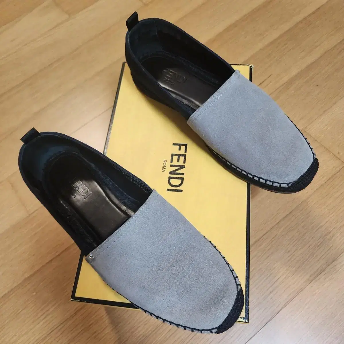 미착용 보관중. 남성 명품 팬디(FENDI)스웨이드 로퍼