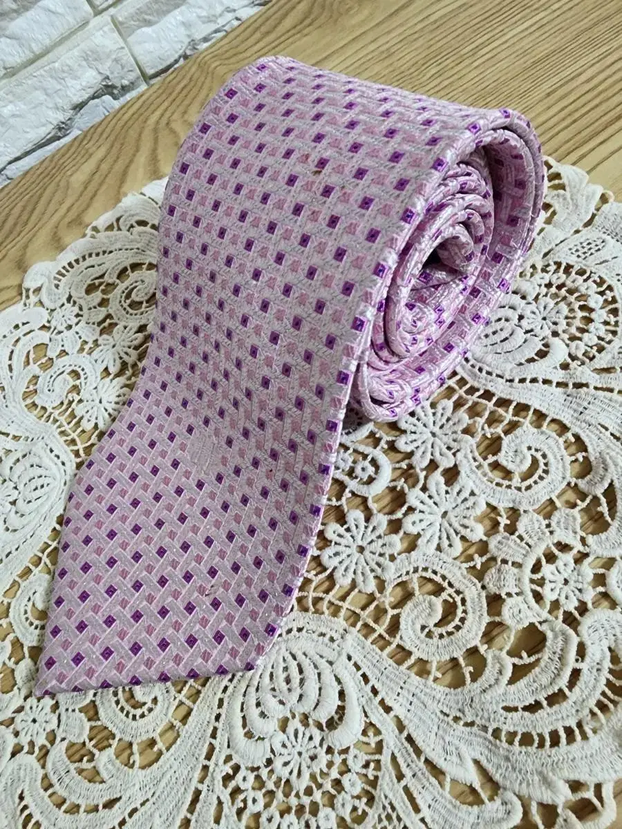 F. Dax Tie / shinee Silver lattice & mauve squares on a pink background