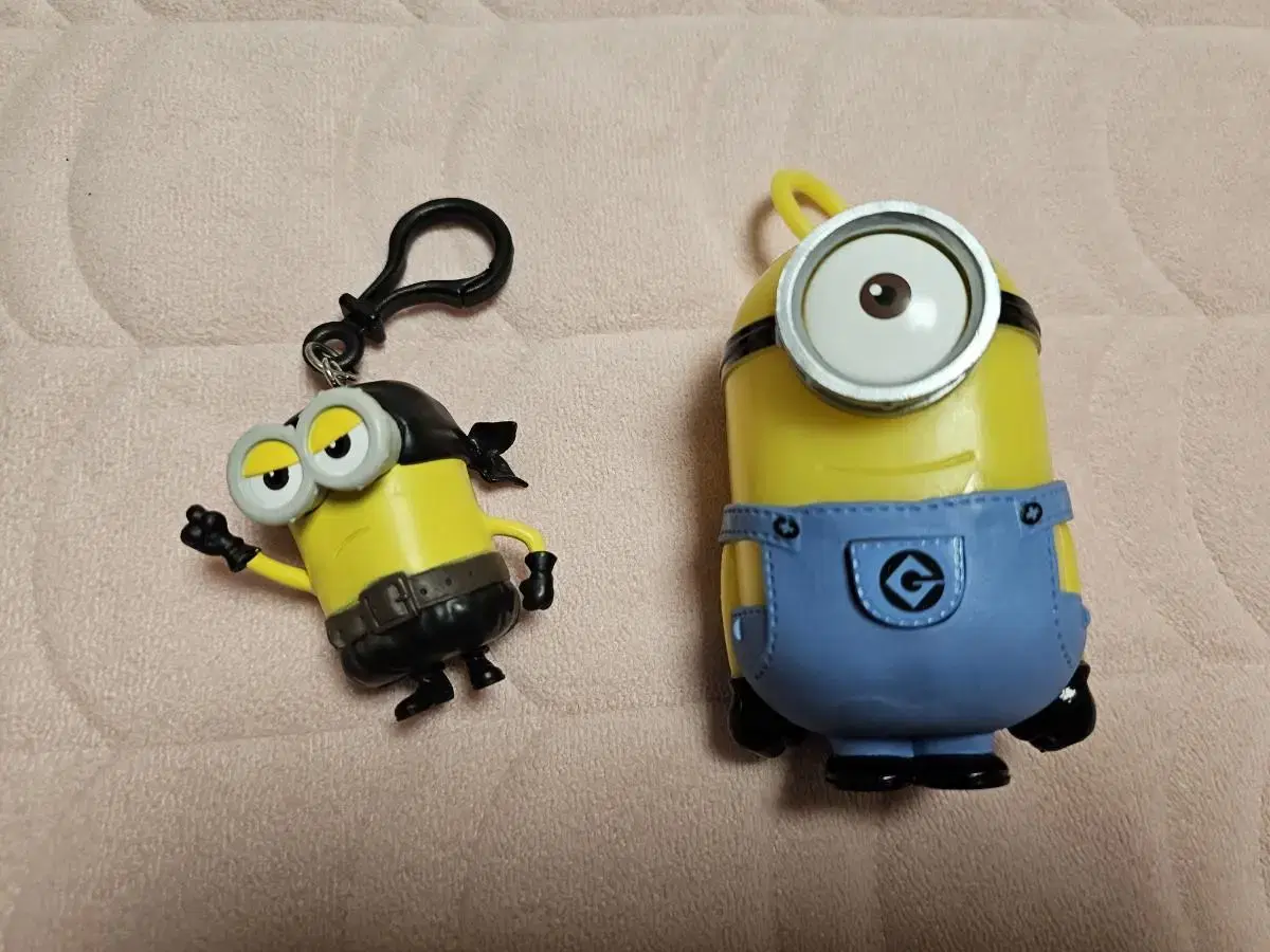 Minion Figures/Lamps keyring bundle