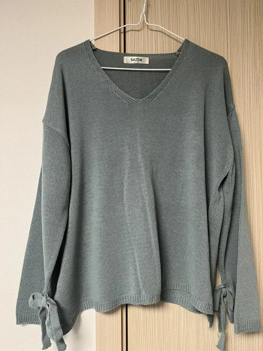 55 Mint V-neck long-sleeved knit