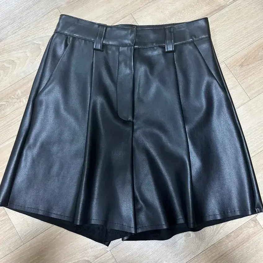 라뇨 체리퀴리 leather half pt black (1)