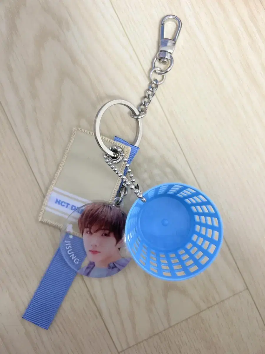 Lundry jisung keyring