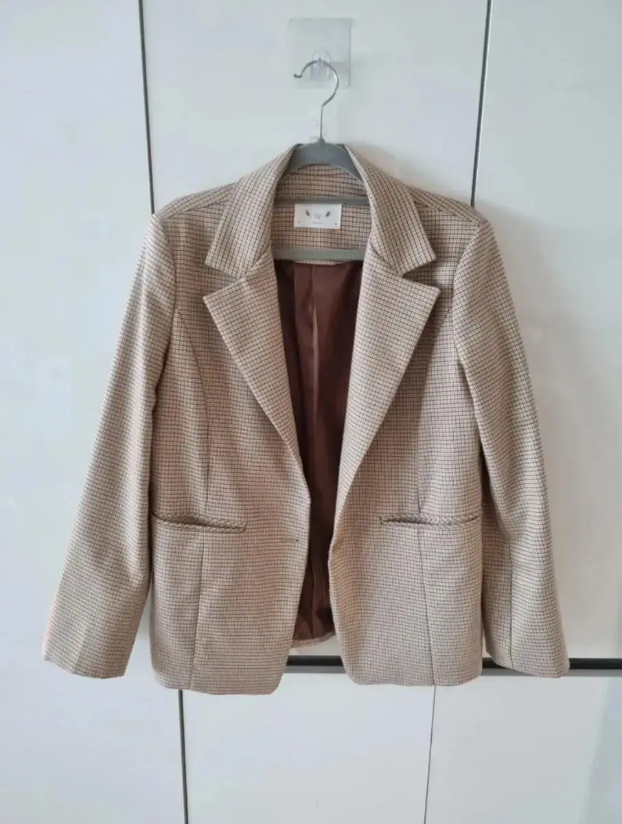 Check beige jacket