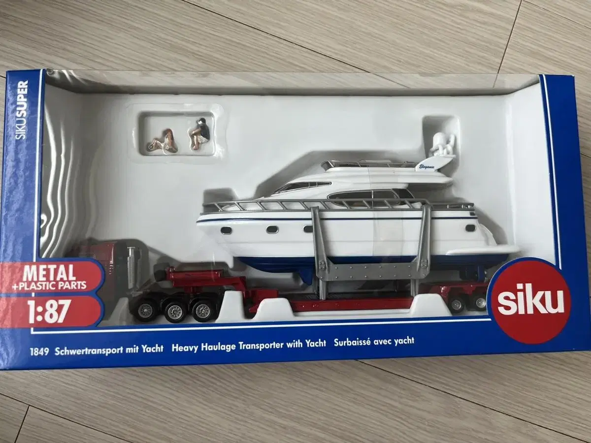 SIKU SIKU 1:87 Mantruck Trailer Yacht Figure Set