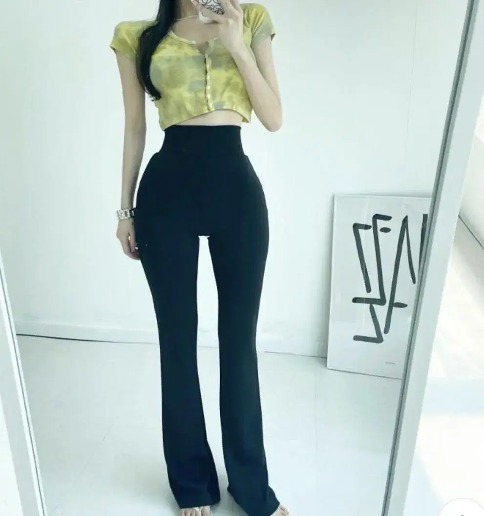 Bending boot-cut pants