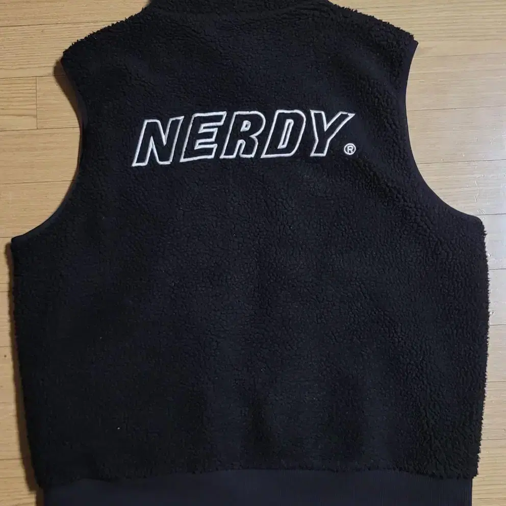 NERDY 널디 양털조끼