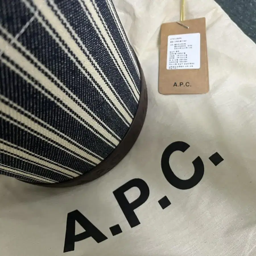 아페쎄 A.P.C. 버킷백 새 상품