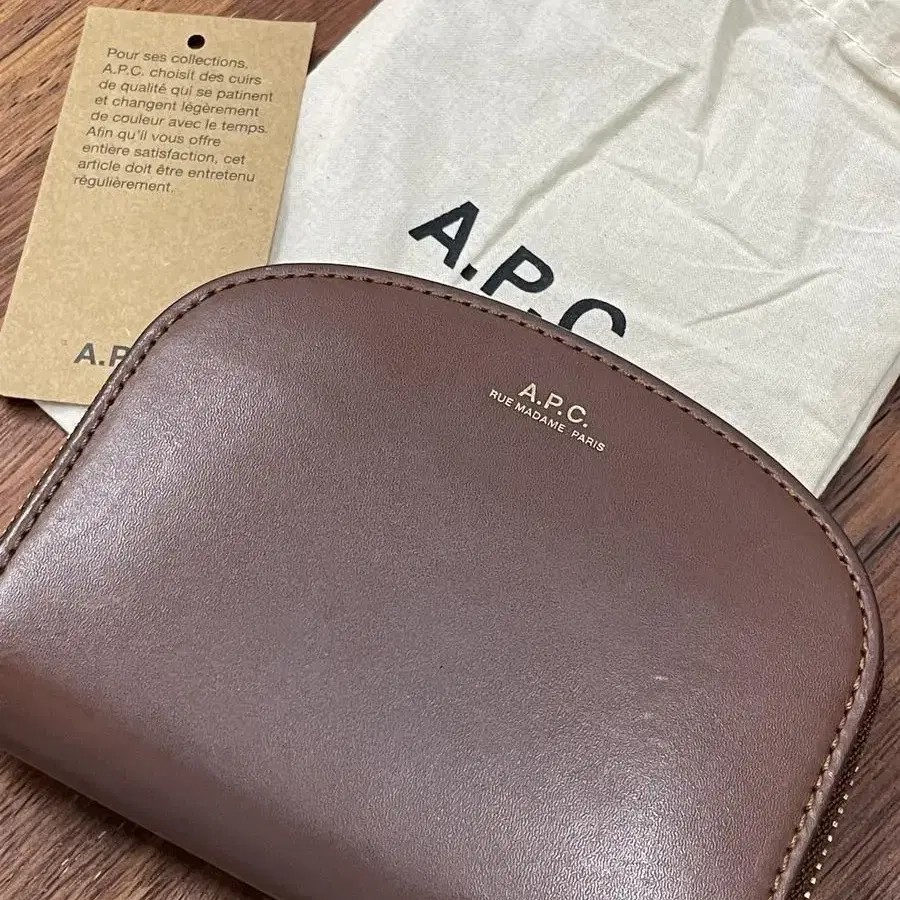 A.P.C. 아페쎄 하프문 월렛