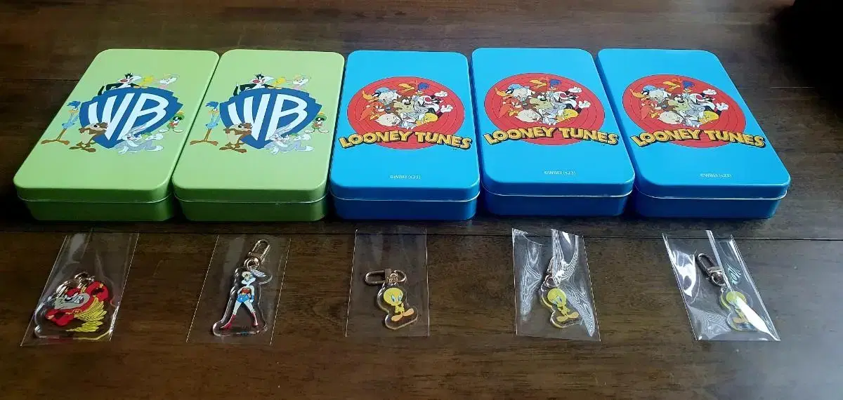 I sell Looney Tunes & Looney Tunes DC tin case + acrylic keyring.